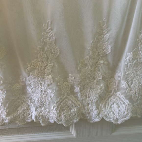 Beautiful white blouse with white embroidery - Picture 6 of 6